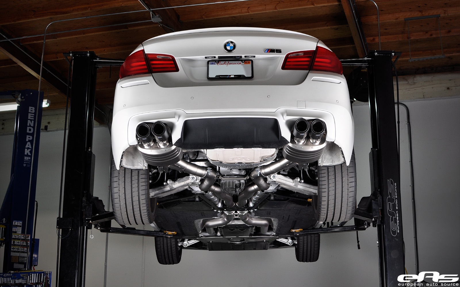 Бмв снизу. BMW m5 f10. BMW m5 f10 мотор. BMW m5 f10 Exhaust. БМВ м3 е92 днище.