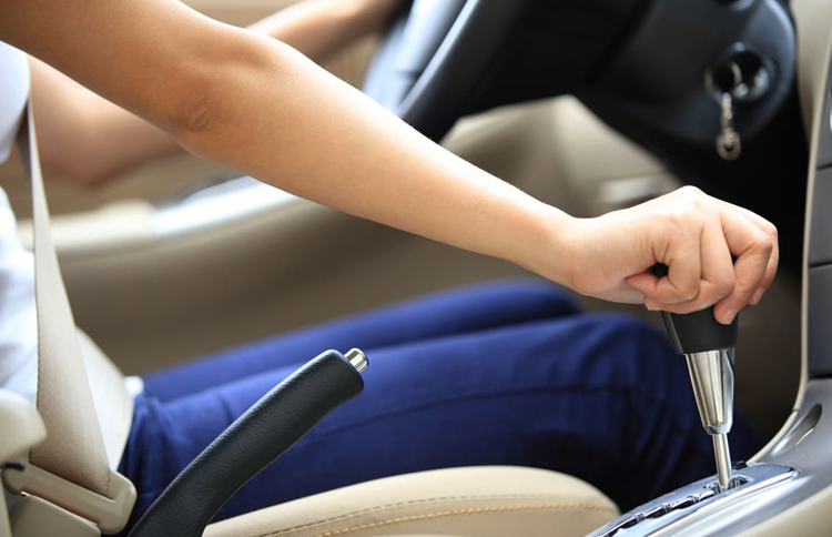 Девушка едет