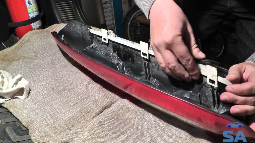 Процесс замены лампочек стоп-сигнала Замена лампочек