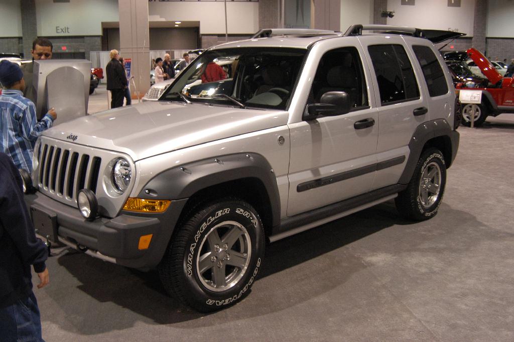 Включи джип. Джип Либерти 2010. Jeep Liberty 200. Jeep Liberty 2020. Джип Чероки Либерти 2010.