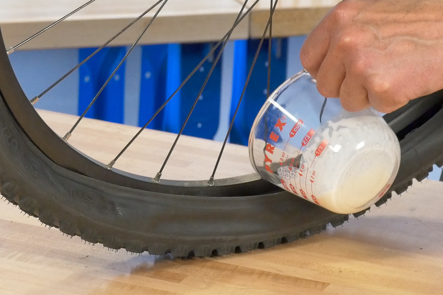 Tubeless Installation 3 Pour Fluid