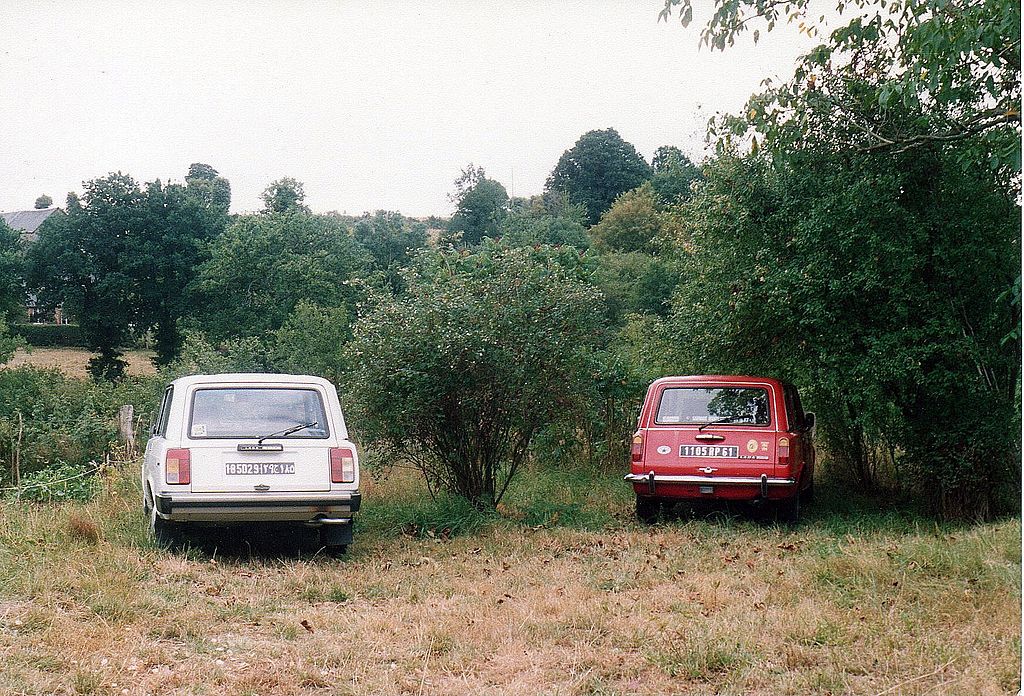 1024px-Lada_2104_and_Lada_1500_Combi_in_Normandy,_France